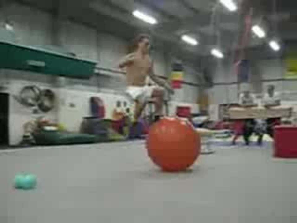 Exercice ball backflip