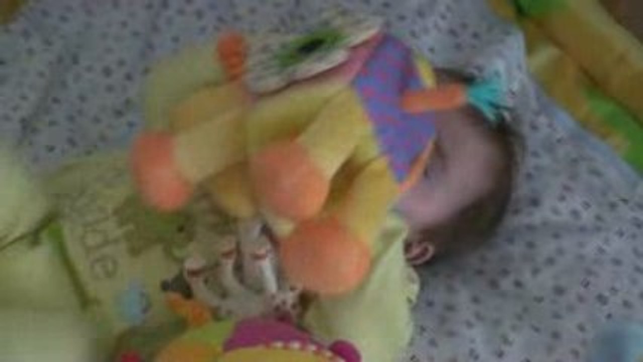 Arthur dans son parc à jouer avec sa vache