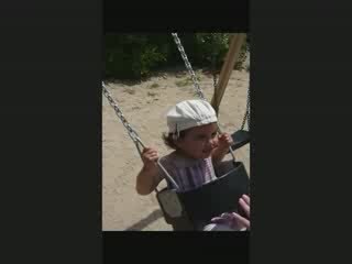 Meilyne fait de la balancoire