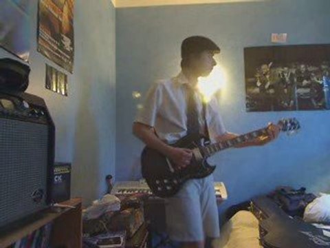 AC/DC highway to hell cover et en tenue d'angus young XD
