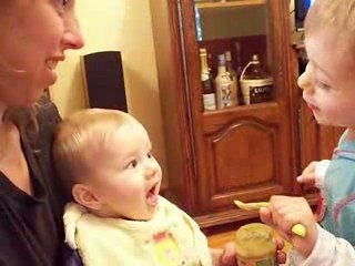 Esteban donne le ptit pot