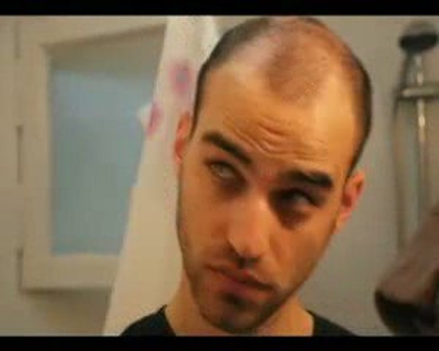 Mor shaving his head