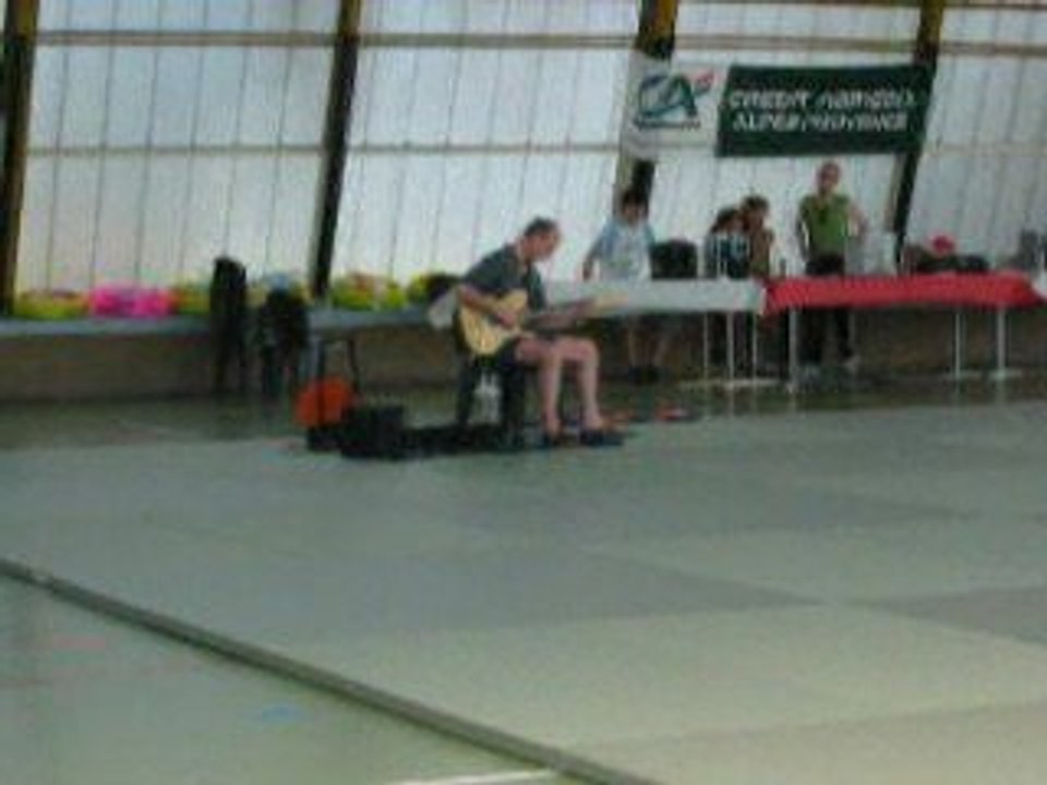 ASV Danse 2008 : Extrait d'un medley de Marc a la guitare