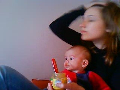 Noam qui mange son premier pti pots