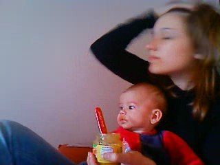 Noam qui mange son premier pti pots