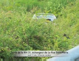 accident spectaculaire à La rue Saint-Pierre, la voiture à l