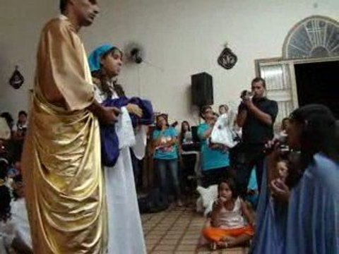 Isabele canta na coroação de nossa Senhora