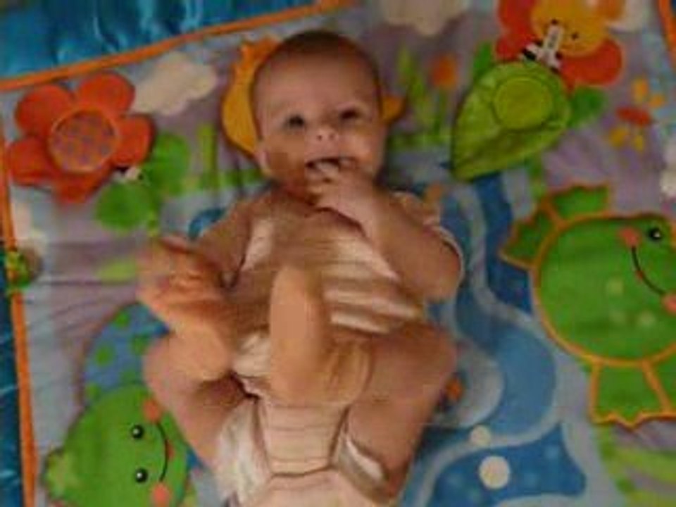 Océane 15 juin 2009 (attrape ses pieds)