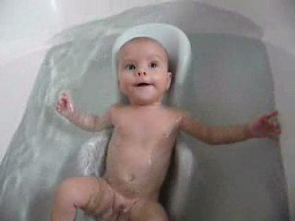 Océane 16 juin 2009 (bain dans le siège)