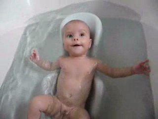 Océane 16 juin 2009 (bain dans le siège)