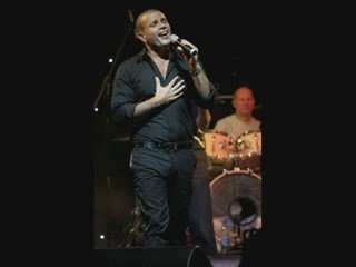 Amr Diab-Yehmak Fe Eh  ( Samples 2009 )