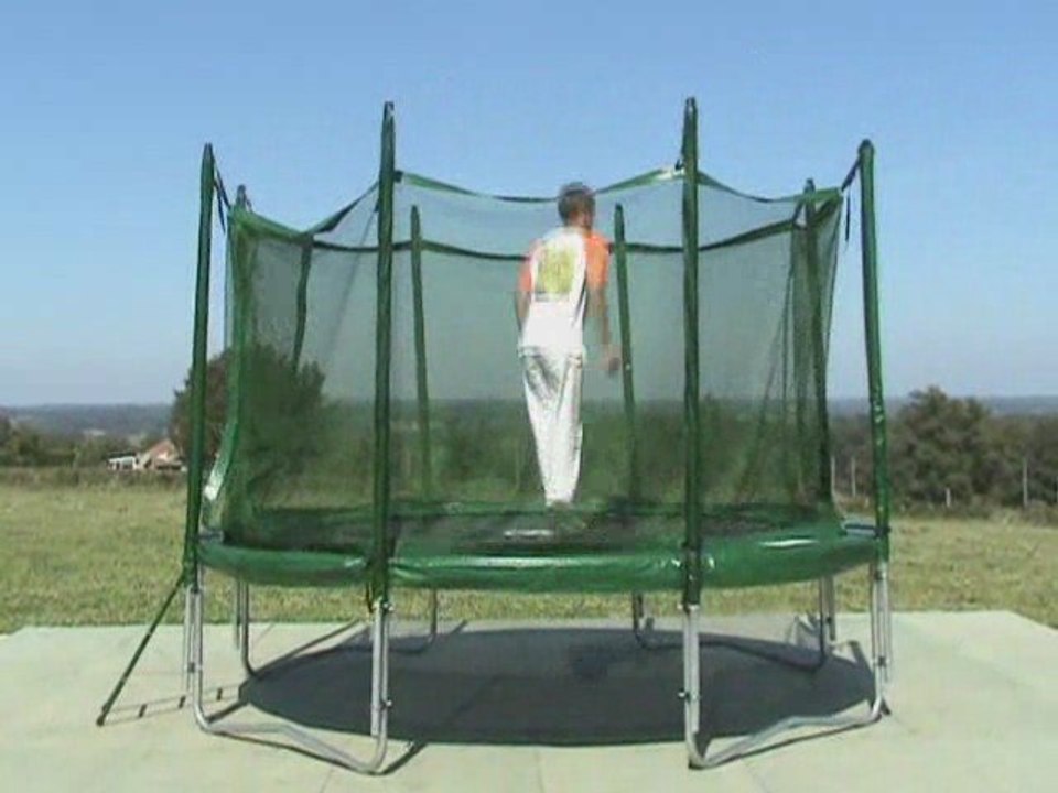 Grand trampoline avec filet et échelle