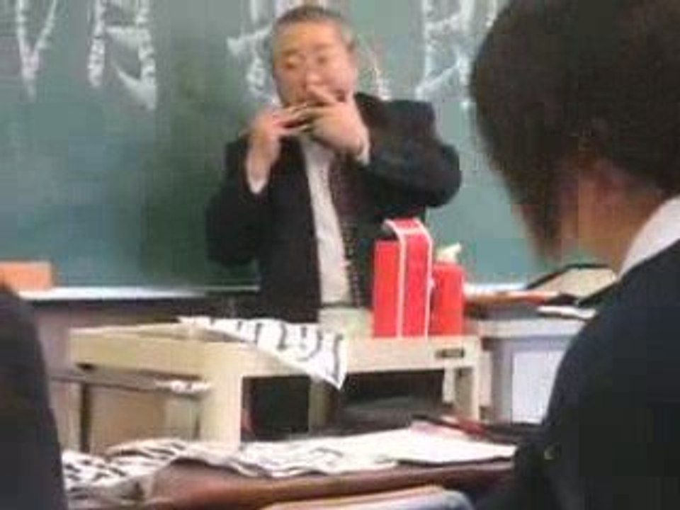 Cours étrange dans une école japonaise