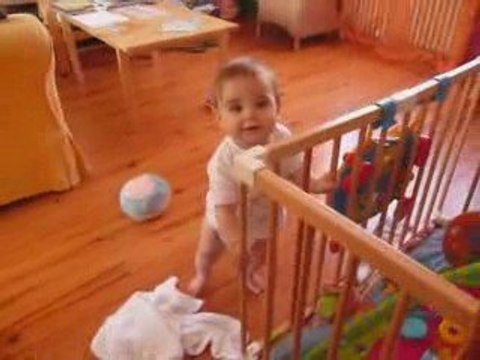 Bébé Louise debout fin jui 2009