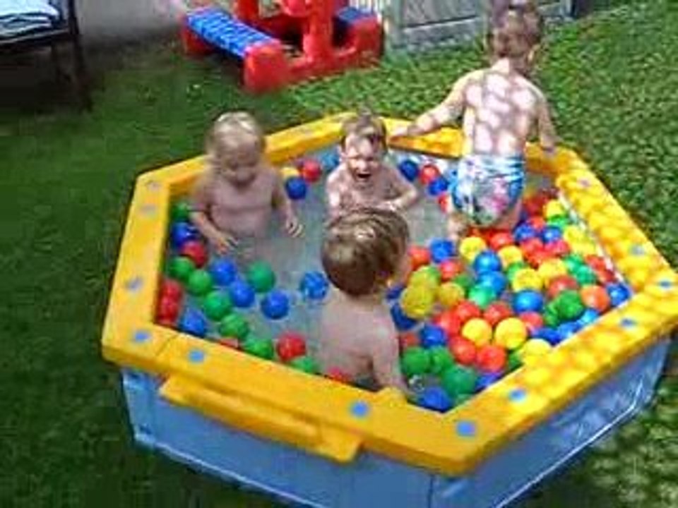 Spelen in het zwembad