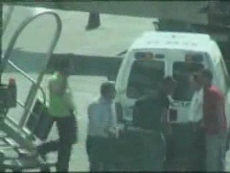 expulsion d'un immigré a l'aeroport de madrid
