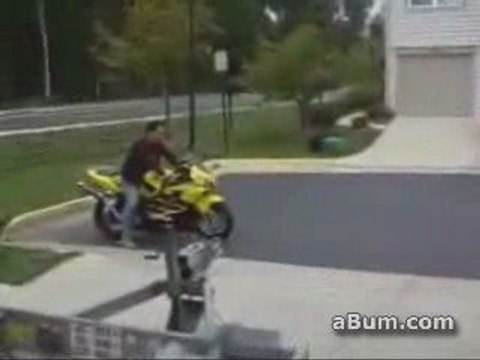 Régis charge sa moto