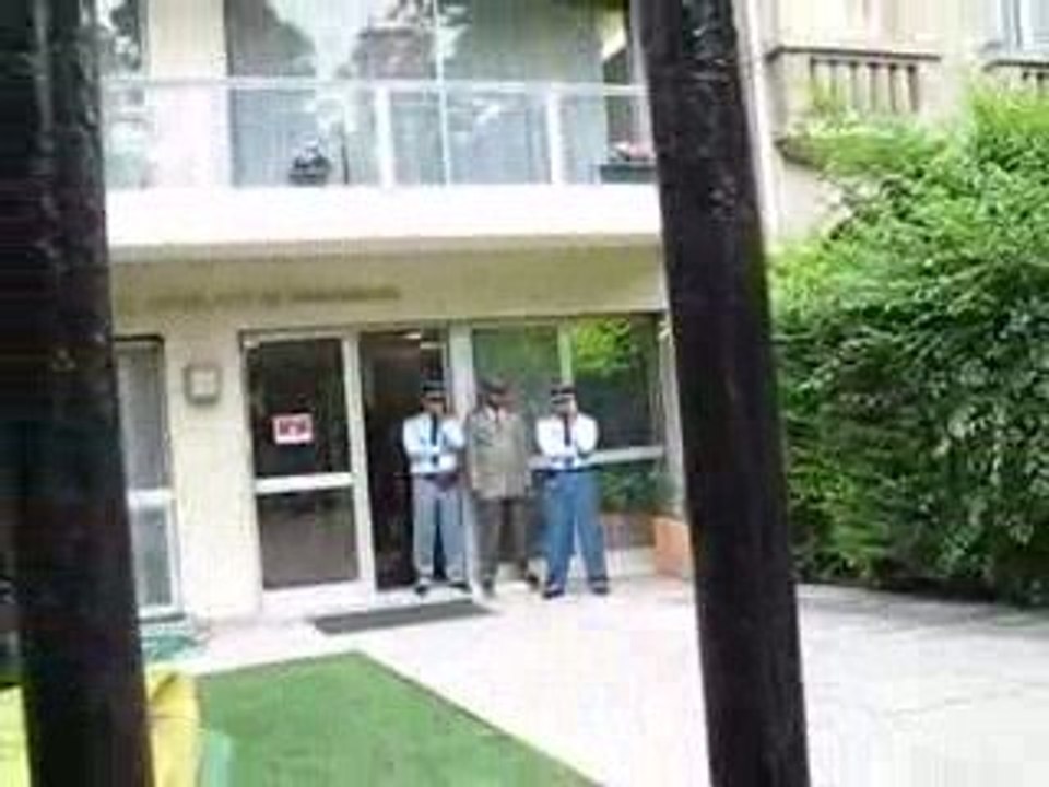 Hommes habillés en militaires bloquent entrée Ambassade Mada