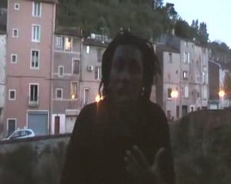 street bench-spirit well se presente et pose un texte