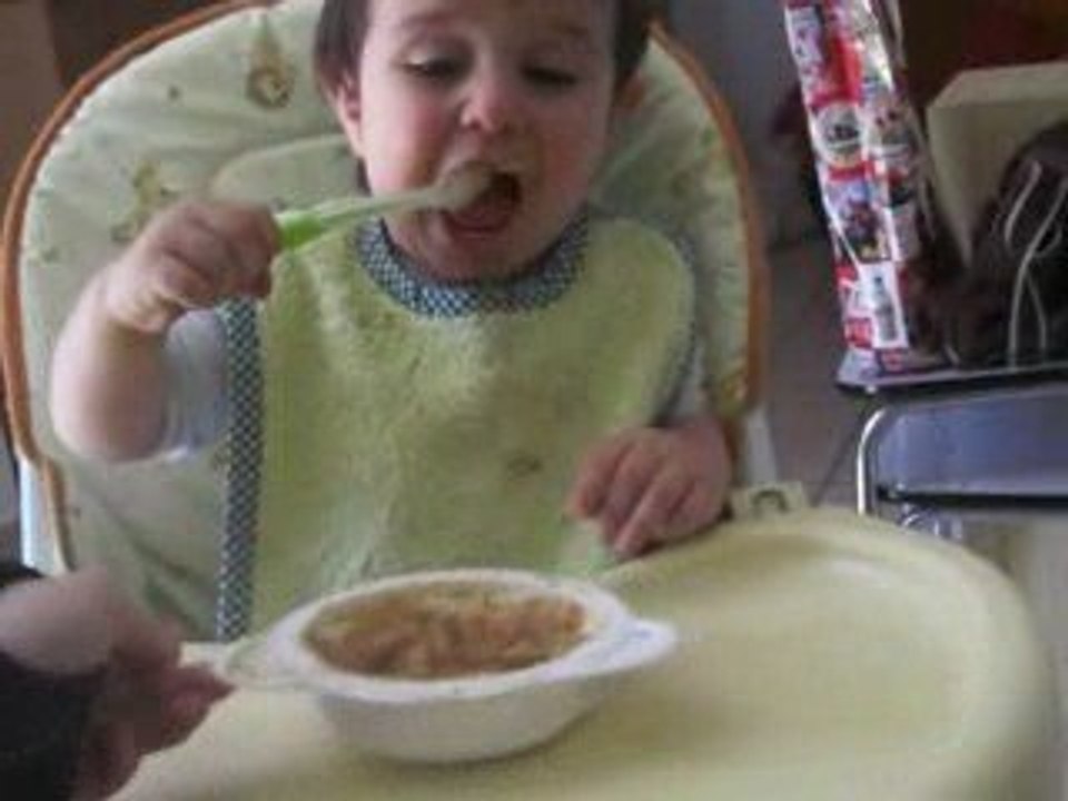 emerick mange seul a la cuillere