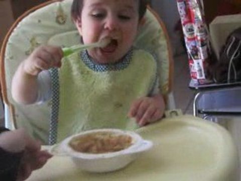 emerick mange seul a la cuillere