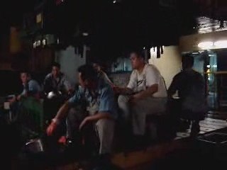 Çin'deki bir fabrikada sac metal kesme presi otomasyonu