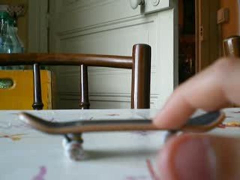 360 FLIP EN FINGER SKATE