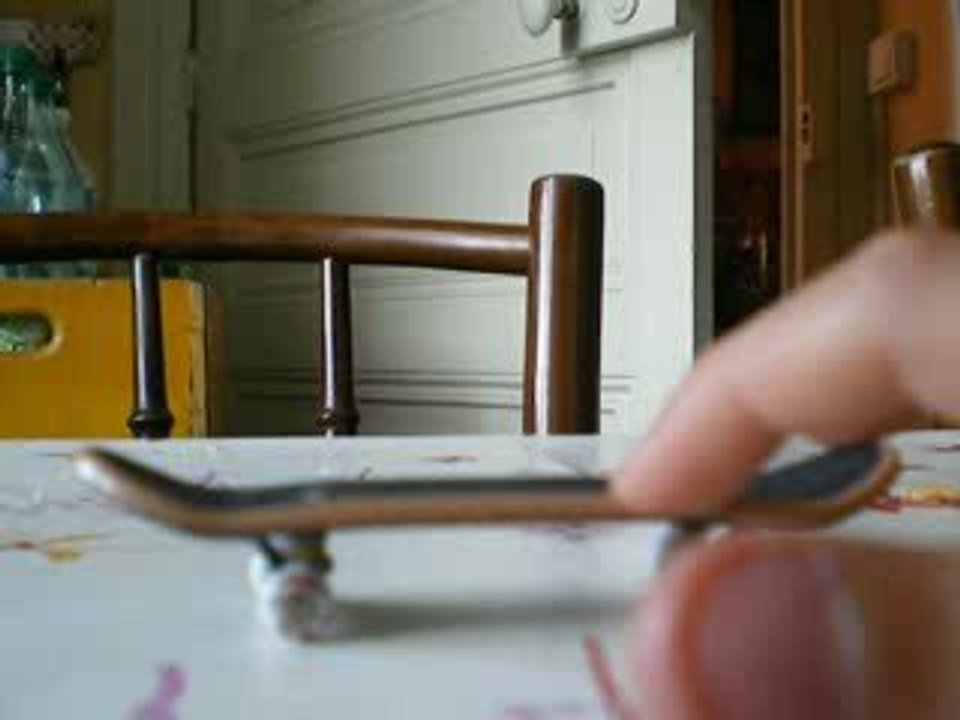 360 FLIP EN FINGER SKATE