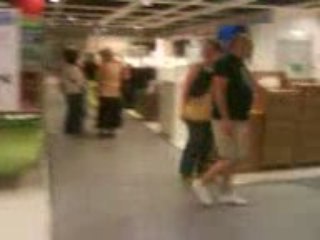 Ikea Sapiens: Le lit catcheur