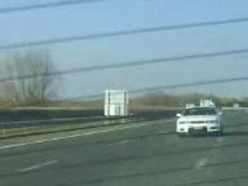 Dépassement d'une superbe skyline sur l'autoroute