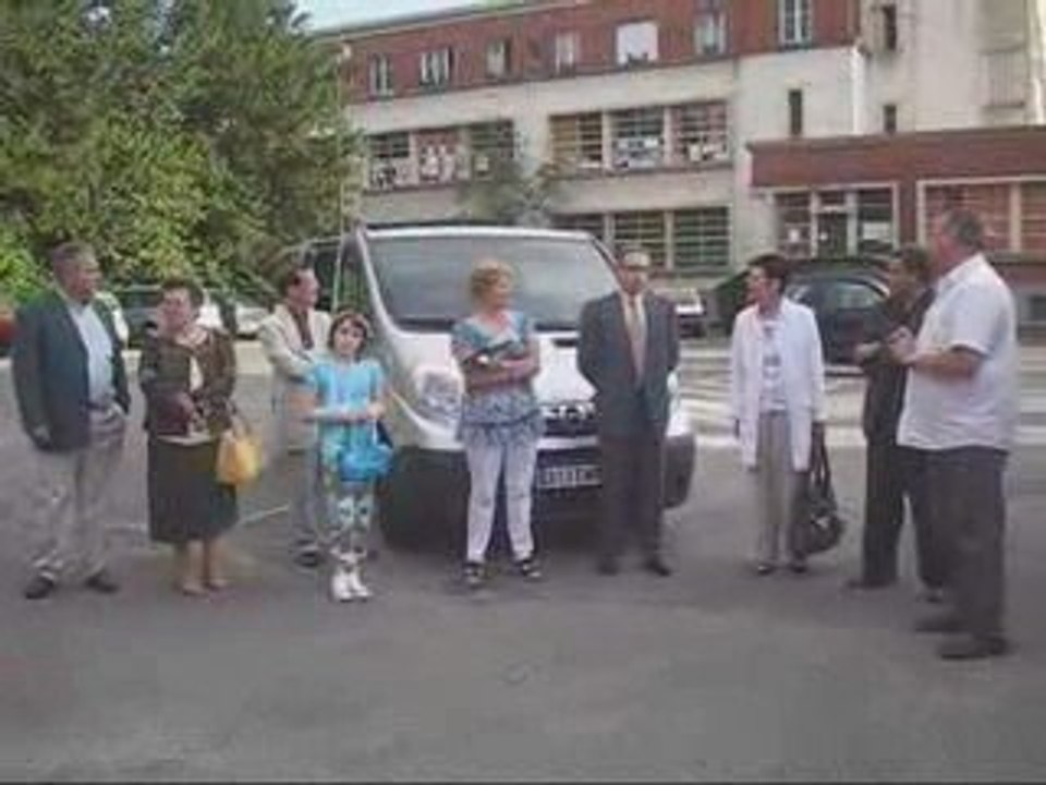 Le Rotary-Club offre un véhicule au Secours Catholique