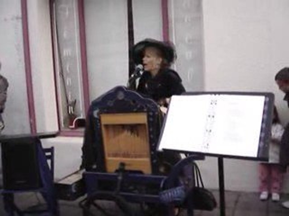 Loudeac - fete musique chanteuse des rues