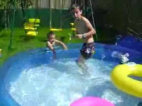 ilyes et sebastien dans la piscine