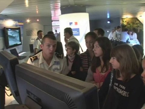 Des collégiens visitent l'espace défense