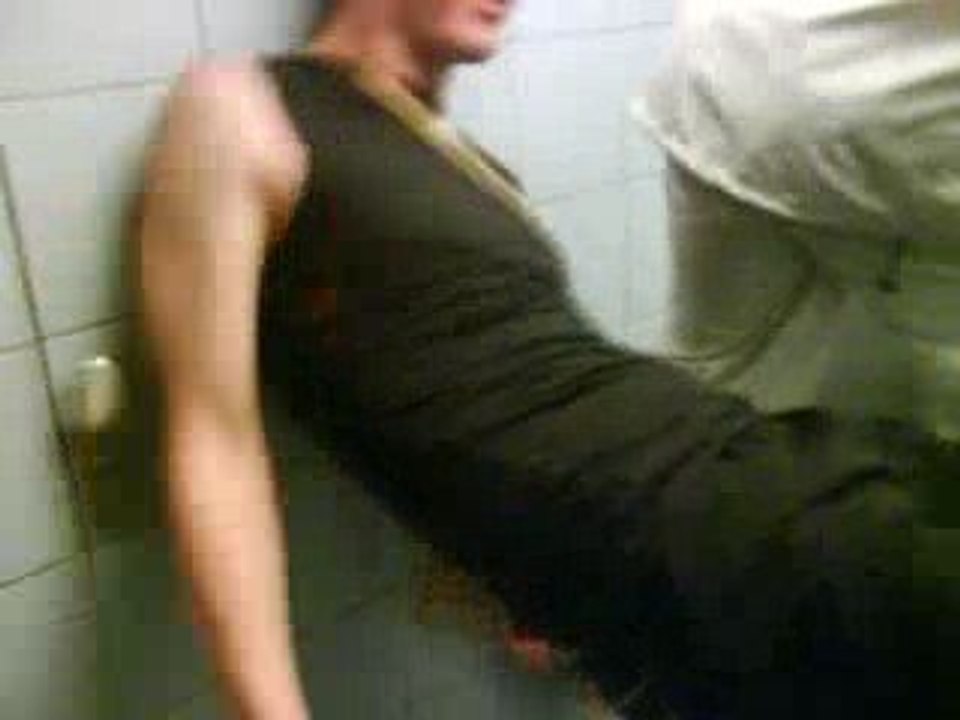 Connerie des Mek  dans les chiotte du parc xD