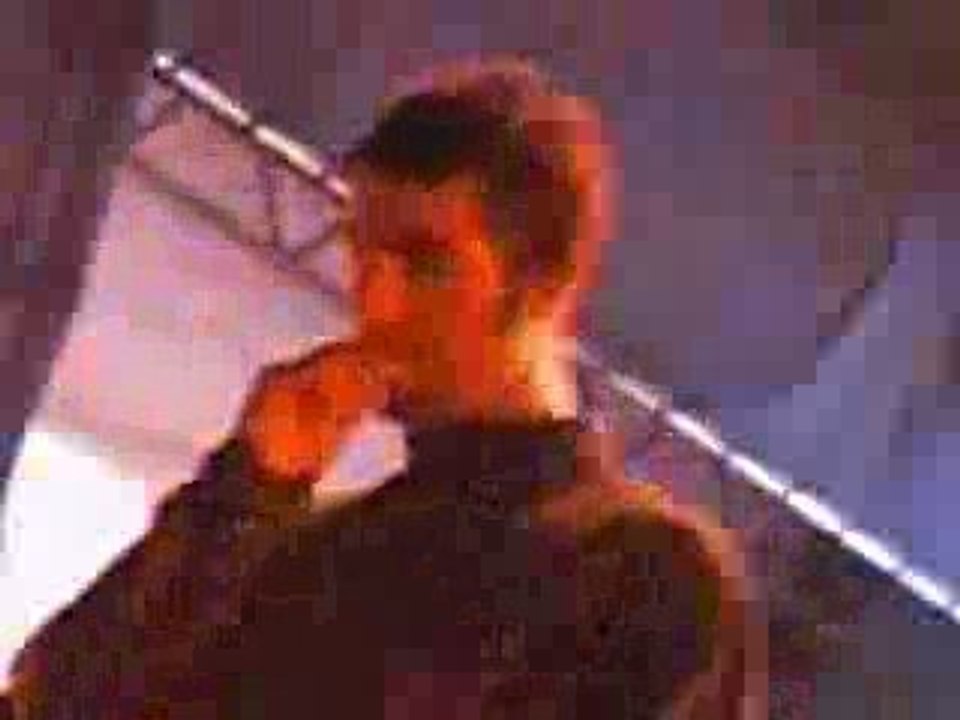 Oasis - Liam et le drapeau de Manchester @ Vienne 14.06.09