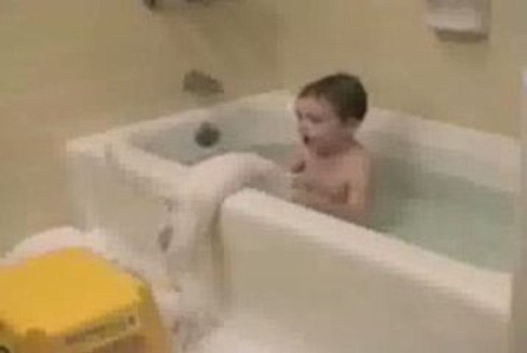 Katze vs Kind Badewanne