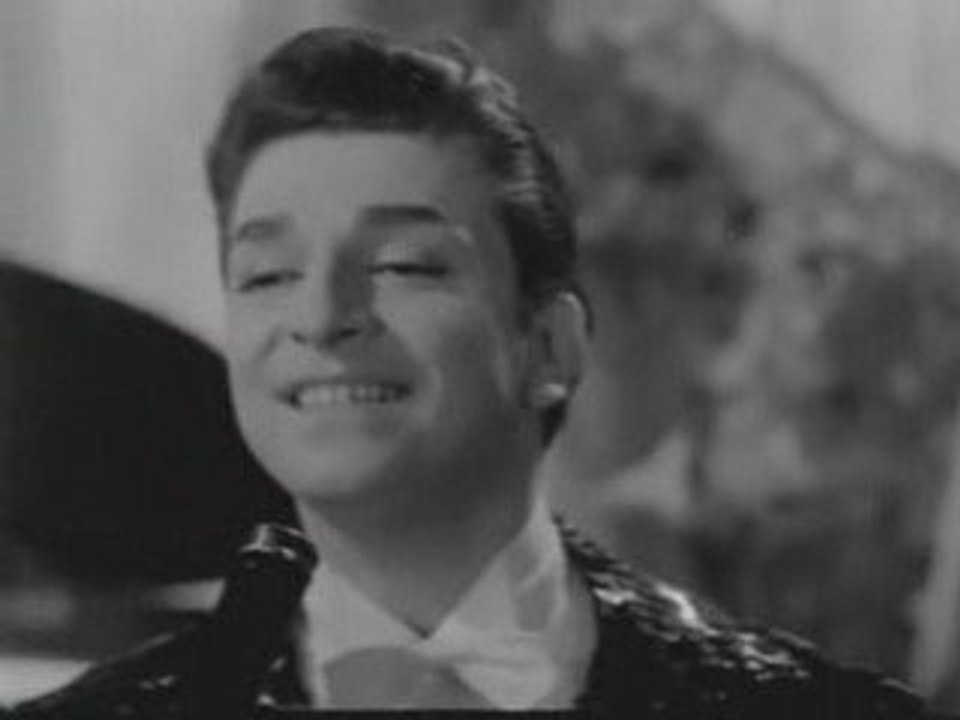 Zeki Müren - Bir tatlı tebessüm (Kırık plak filminden)