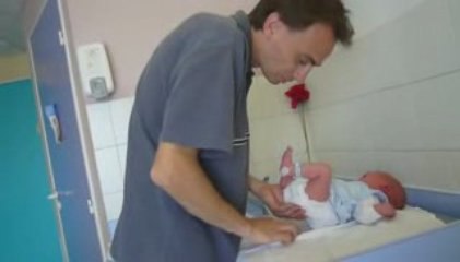papa change bébé pour la première fois