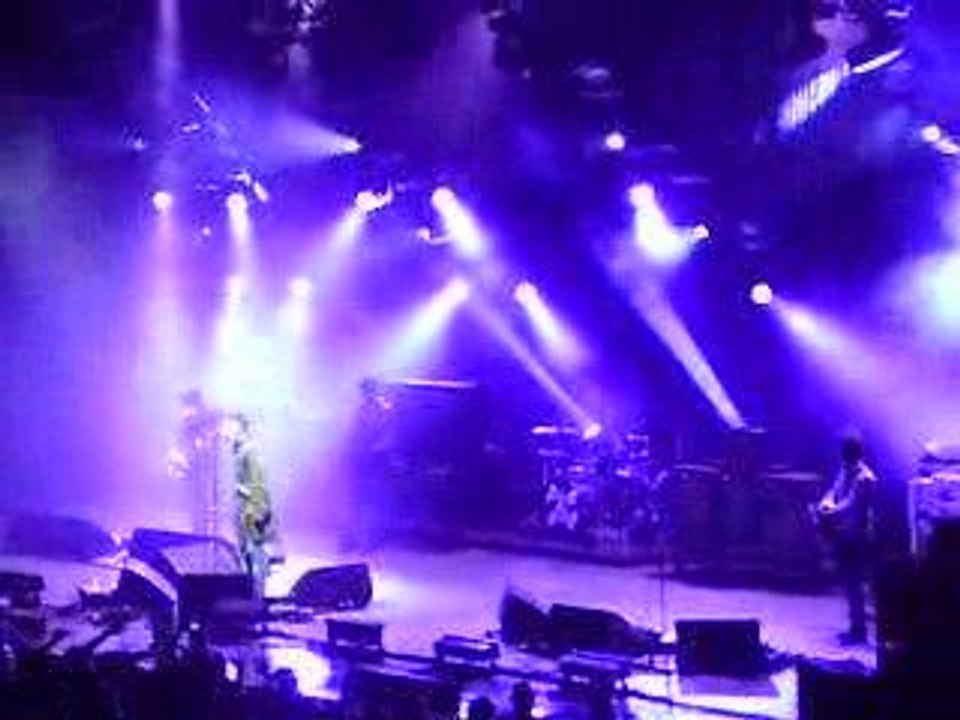 Oasis "I'm Outta Time(Get Off Your)" Concert à Vienne-France