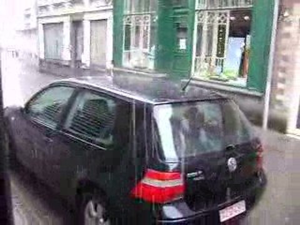 Fameuse averse avec grelons, de l'orage et avec 19 degrés