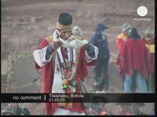 Des gens réunis à Tiwanaku, Bolivie pour le solstice d'hiver