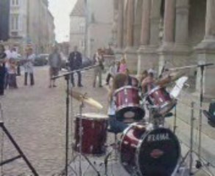 Celine joue de la batterie