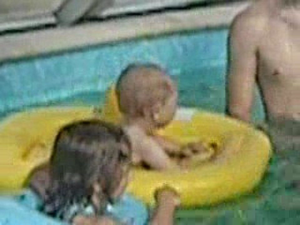 bebe à la piscine (val)