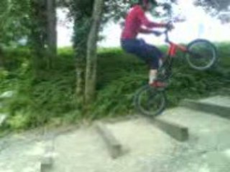 vélo trial sur les marches d'escalier