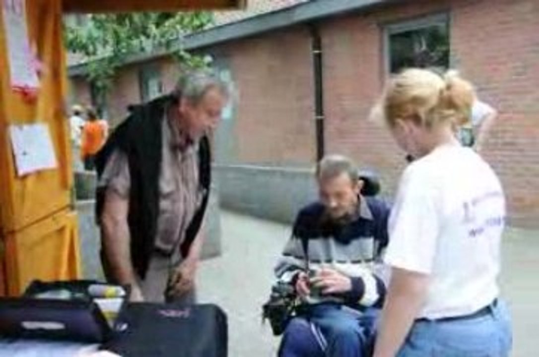 Comines - André  visitant les associations.