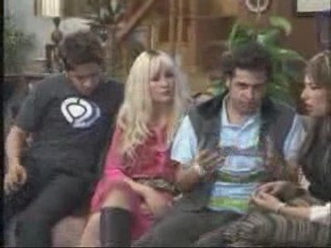 Casado con Hijos: Titi pololea con un cuarenton