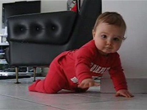 Solène a quatre pattes.