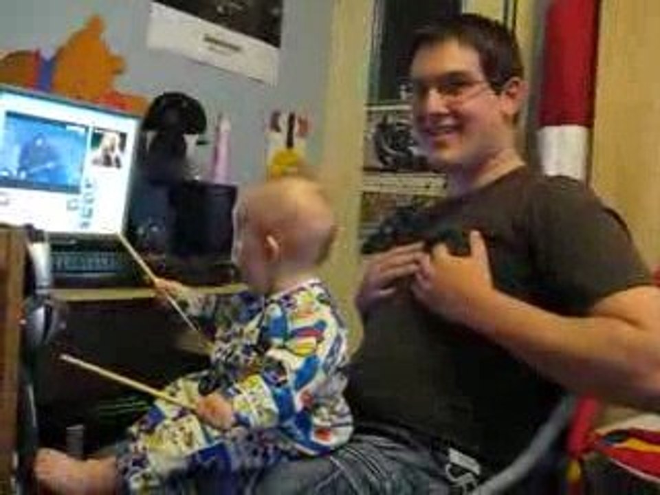 gabryel qui fait de la batterie