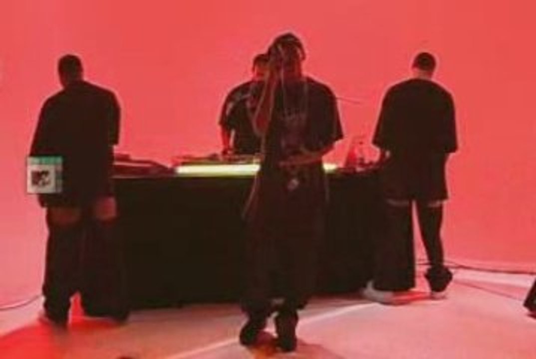 chris brown - yo (excuse me miss) (live @ trl)
